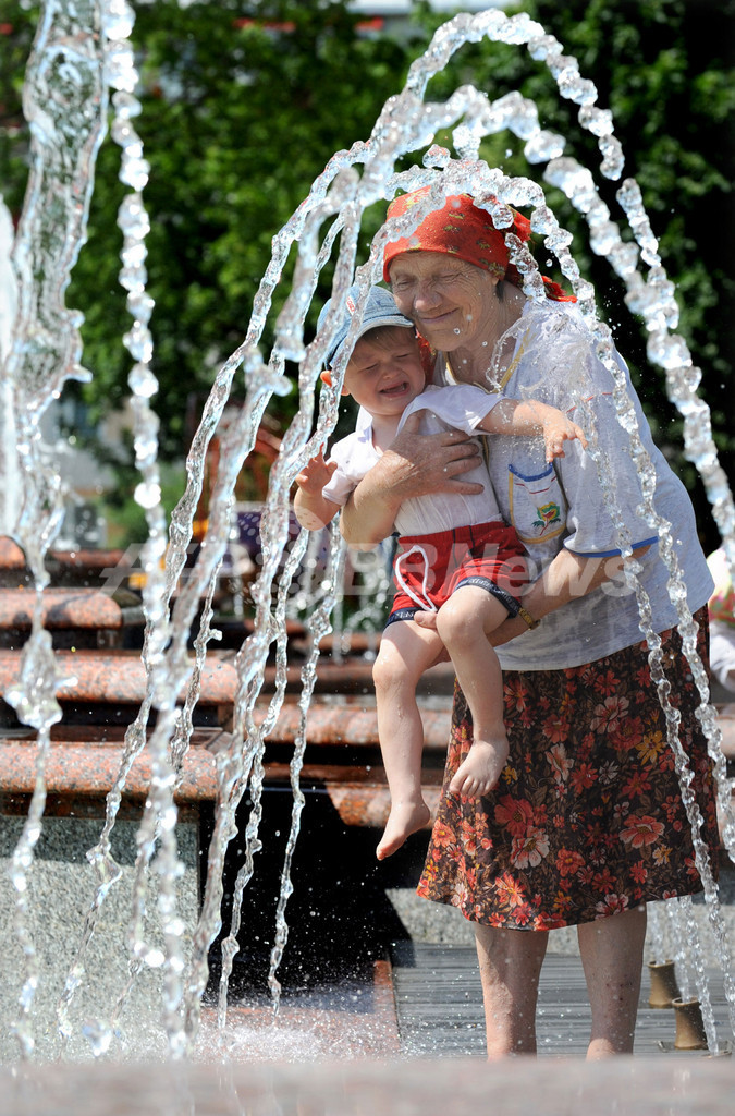 噴水と男の子 ベラルーシの夏のひとこま 写真1枚 国際ニュース Afpbb News