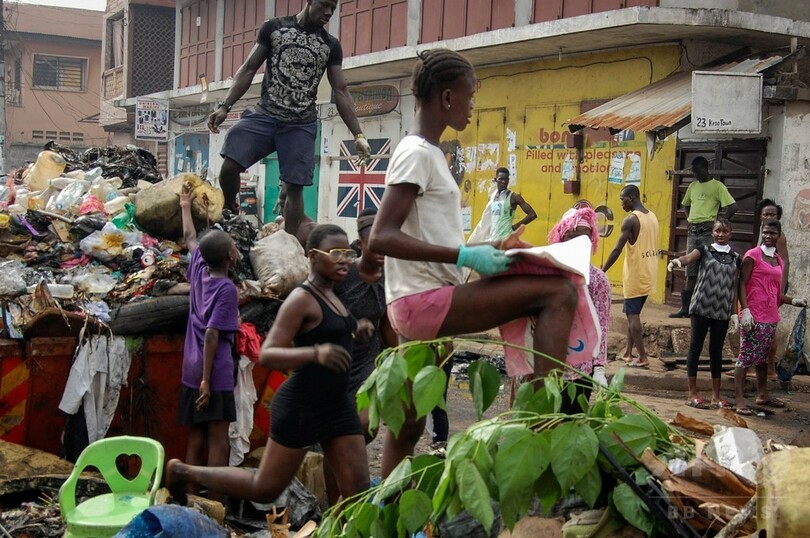 国民総出で清掃、シエラレオネで初の「クリーニングデー」