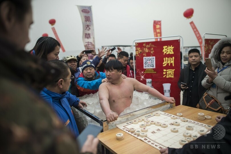 中国の「シロクマ」男、氷風呂で限界に挑戦