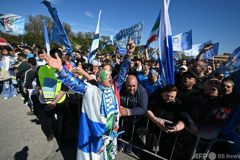 王者ナポリが地元凱旋 ファンが熱烈歓迎