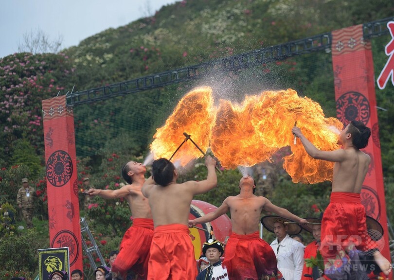 ツツジ原始林に囲まれ、少数民族伝統の儀式 貴州省