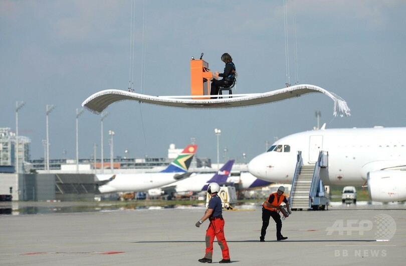 「空飛ぶじゅうたん」に乗りピアノ演奏、独ミュンヘン