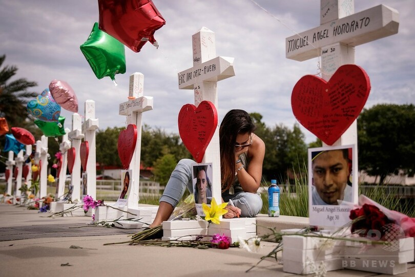 同性愛者向けクラブ銃乱射事件で被害者の埋葬、米