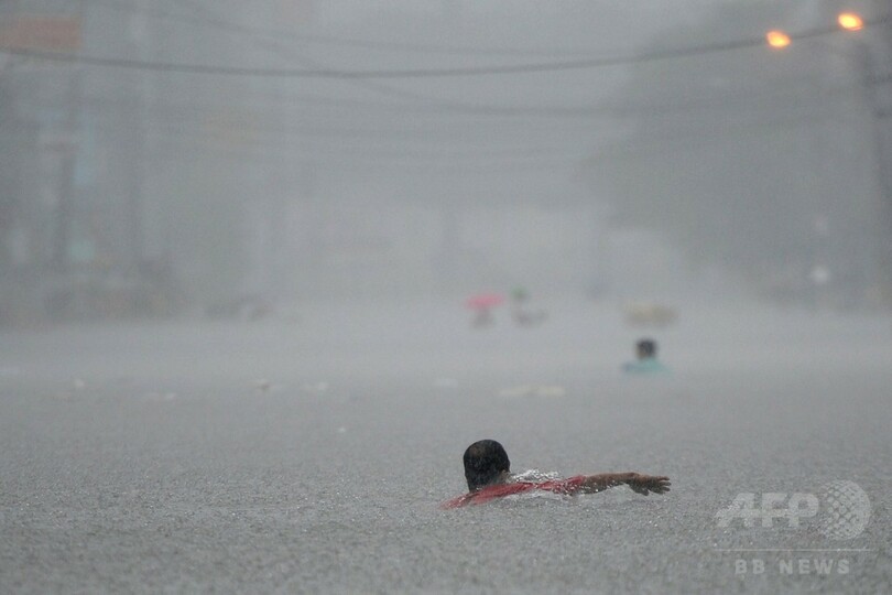 マニラで洪水、台風16号の豪雨で