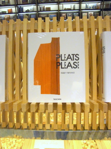 PLEATS PLEASE ISSEY MIYAKE」集大成、書籍発売10月24日から先行発売も