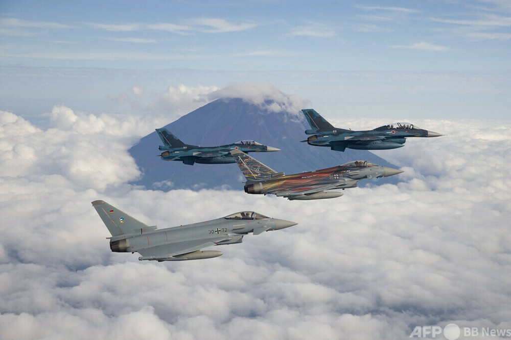 空自と独空軍が共同訓練 富士山上空で編隊飛行 写真2枚 国際ニュース ...