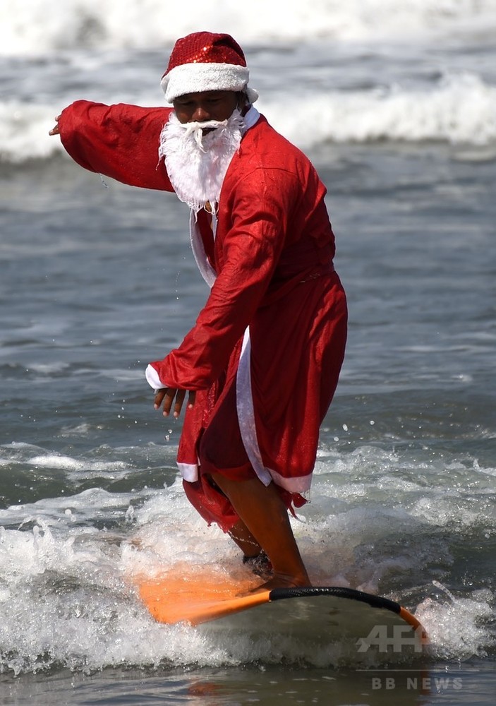 サンタがサーフィン インドネシア バリ島 写真9枚 国際ニュース Afpbb News