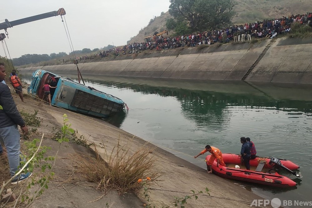 バスが運河に転落、39人死亡 インド