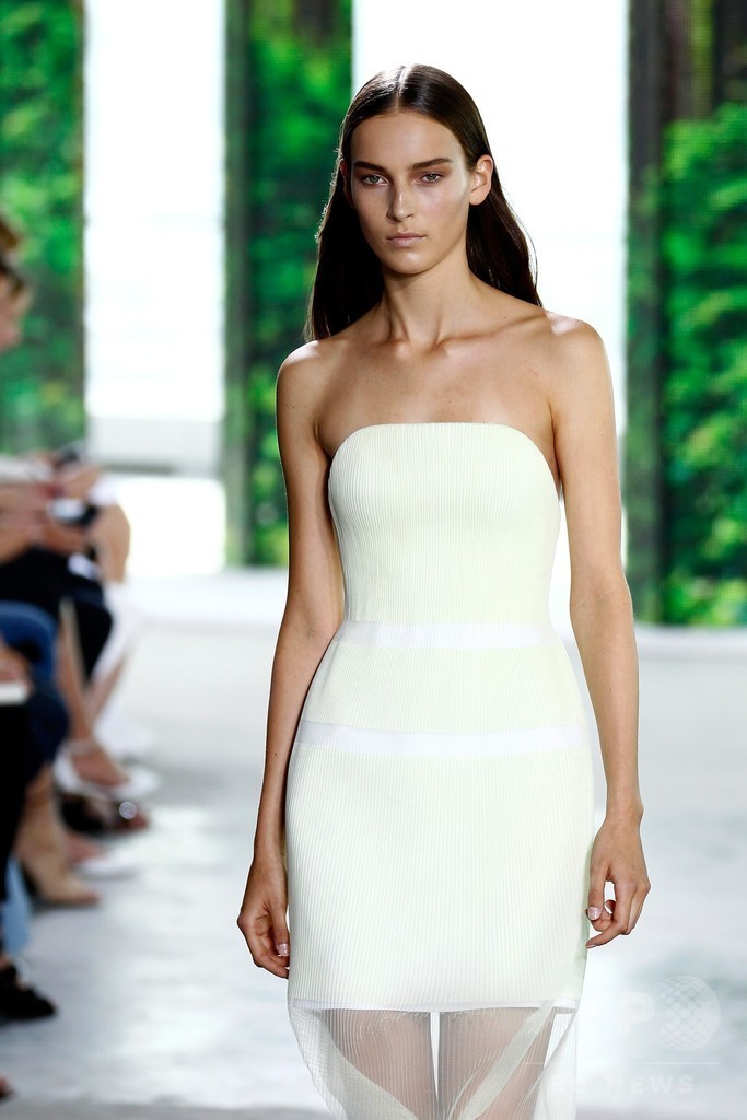 マスキュリンなシャツドレスに注目、「ボス」15年春夏