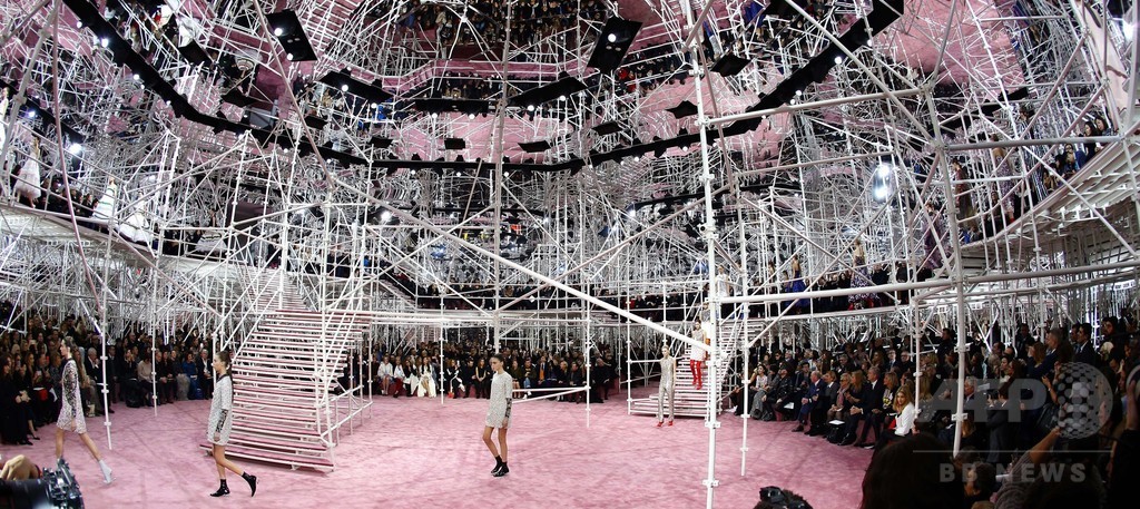 50～70年代の要素を取り入れた新たな女性像を提案、「ディオール」15年春夏オートクチュール