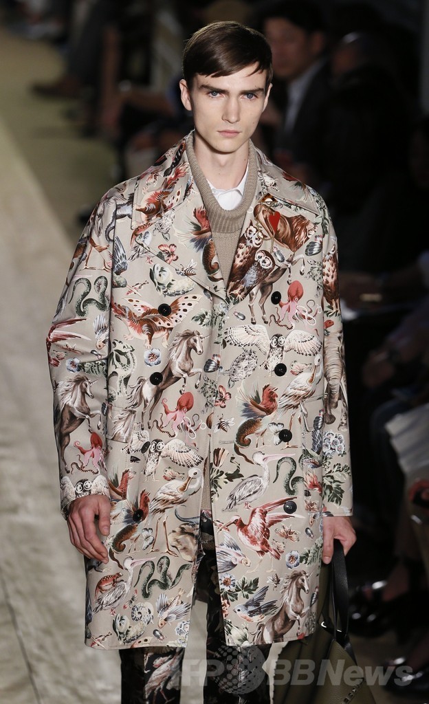 動植物を描いたシックなテキスタイルに注目、「ヴァレンティノ」15年春夏メンズ