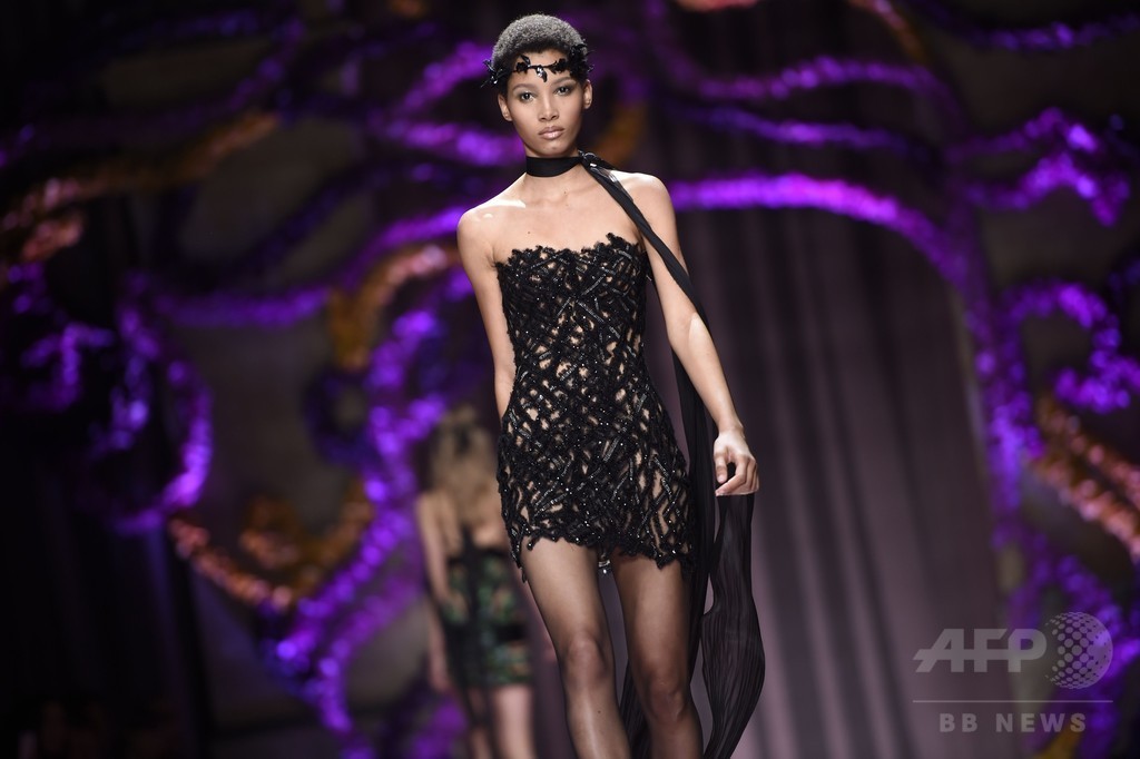 シフォンやレースで見せる柔らかな女性像、「アトリエ ヴェルサーチ」15/16年秋冬オートクチュール