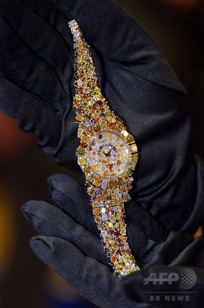 ダイヤモンド225粒、4億円の輝き 三越高級時計フェア