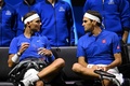 男子テニスの欧州チームとワールドチームの対抗戦、レーバー・カップ初日。ゲーム間に言葉をかわす欧州チームのロジャー・フェデラー（右）/ラファエル・ナダル組（2022年9月23日撮影）。(c)Glyn KIRK / AFP