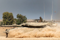 パレスチナ自治区ガザ地区との境界沿いのフェンス近くを走行するイスラエル軍の戦車（2024年8月29日撮影）。(c)JACK GUEZ / AFP