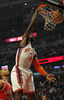 11-12NBAは12日、各地で試合が行われ、シカゴ・ブルズ（Chicago Bulls）は104-99でニューヨーク・ニックス（New York Knicks）に勝利した。

ダンクシュート決めるニューヨーク・ニックスのアマレ・スタウドマイアー（Amare Stoudemire、中央、2012年3月12日撮影）。(c)AFP/Getty Images/Jonathan Daniel