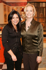 写真はカメラに向かってポーズをとる司会のレイチェル・レイ（%%Rachael Ray%%、左）とシビル・シェパード。(c)AFP/Getty Images Scott Gries