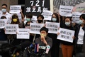 中国・香港の裁判所前で記者会見する、昨年起きた民主派のデモ参加者に対する親中派の襲撃事件に関するドキュメンタリーをめぐって虚偽情報を報じたとして逮捕された公共放送RTHKのプロデューサー（2020年11月10日撮影）。(c)Peter PARKS / AFP