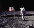 アポロ11号による人類初の月面着陸で、星条旗に一礼するエドウィン・オルドリン飛行士（1969年7月20日撮影）。(c)NASA / AFP
