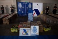 スペイン南部アルヘシラス港で行われた警察の記者会見で展示された、エクアドルから密輸され、当局が押収した9.5トン近いコカイン（2023年8月25日撮影）。(c)JORGE GUERRERO / AFP