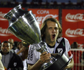 写真は、優勝トロフィーを掲げて喜ぶダヌビオのジャドソン・ビエラ（%%Jadson Viera%%）。(c)AFP/Miguel ROJO