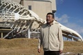 千葉県南房総市にある巨大なシロナガスクジラの骨格レプリカとその前に立つ外房捕鯨の庄司義則社長（2019年1月17日撮影）。(c) Kazuhiro NOGI / AFP