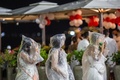 ブラジル・リオデジャネイロのコパカバーナビーチを歩く人（2021年12月31日撮影）。(c)DANIEL RAMALHO / AFP