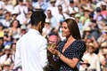 テニス、ウィンブルドン選手権、男子シングルス決勝。英国のキャサリン妃からトロフィーを授与されるノバク・ジョコビッチ（2022年7月10日撮影）。(c)SEBASTIEN BOZON / AFP