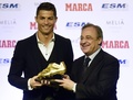 13-14シーズンの欧州ゴールデンシュー賞を受賞し、レアル・マドリード（Real Madrid）のフロレンティノ・ペレス（Florentino Perez）会長（右）からトロフィーを授与されるクリスティアーノ・ロナウド（Cristiano Ronaldo、2014年11月5日撮影）。(c)AFP/JAVIER SORIANO