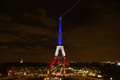 仏パリ同時テロ事件の犠牲者を悼み、仏国旗の色にライトアップされたエッフェル塔（2015年11月16日撮影）。(c)AFP/ERIC FEFERBERG