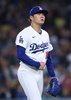 24MLB、ロサンゼルス・ドジャース対コロラド・ロッキーズ。6回を投げ終え、ダッグアウトに戻るロサンゼルス・ドジャースの山本由伸（2024年6月1日撮影）。(c)Harry How/Getty Images/AFP