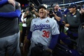24MLB、ワールドシリーズ（7回戦制）、ニューヨーク・ヤンキース対ロサンゼルス・ドジャース。優勝を喜ぶロサンゼルス・ドジャースのデーブ・ロバーツ監督（2024年10月30日撮影）。(c)Sarah Stier/Getty Images/AFP