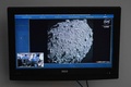 無人探査機「DART」が衝突する直前に捉えた小惑星「ディモルフォス」の映像を映したテレビ画面。米フロリダ州ケープカナベラルのケネディ宇宙センターで（2022年9月26日撮影）。(c)Jim WATSON / AFP