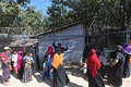 バングラデシュ・ウキヤのキャンプ前に集まった、移送されるロヒンギャ難民の親族（2020年12月3日撮影）。(c)Munir Uz Zaman / AFP