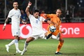 サッカー欧州選手権予選、グループB、ギリシャ対オランダ。ギリシャのアナスタシオス・バカセタス（中央）とボールを競るオランダのシャビ・シモンズ（右、2023年10月16日撮影）。(c)Angelos TZORTZINIS / AFP
