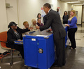 シカゴ（Chicago）のコミュニティーセンターで期日前投票を行うバラク・オバマ（Barack Obama）大統領（2012年10月25日撮影）。(c)AFP/Mandel NGAN