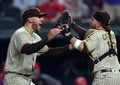 21MLB、テキサス・レンジャーズ対サンディエゴ・パドレス。ノーヒットノーランを達成して捕手のビクター・カラティーニ（右）と喜ぶサンディエゴ・パドレスのジョー・マスグローブ（2021年4月9日撮影）。(c)Ronald Martinez/Getty Images/AFP