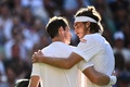 テニス、ウィンブルドン選手権、男子シングルス2回戦。試合後にハグを交わすアンディ・マレー（左）とステファノス・チチパス（2023年7月7日撮影）。(c)SEBASTIEN BOZON / AFP