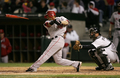 4回表にバットを折られるエンゼルスのオーランド・カブレラ（%%Orlando Cabrera%%）。(c)AFP/Getty Images Jonathan Daniel