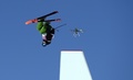 ソチ冬季五輪、ロザフトル・エクストリーム・パーク（Rosa Khutor Extreme Park）で行われたフリースタイルスキー・男子スロープスタイル予選で、マルクス・エーダー（Markus Eder、イタリア）の技を撮影する無人飛行機カメラ（2014年2月13日撮影）。(c)AFP/FRANCK FIFE