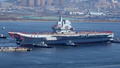 中国初の国産空母「001A型」。同国の大連で（2018年4月26日撮影、資料写真）。(c)AFP