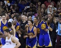 14-15NBAファイナル、クリーブランド・キャバリアーズ対ゴールデンステイト・ウォリアーズ。ファイナル制覇を果たし、歓喜するゴールデンステイト・ウォリアーズの選手（2015年6月16日撮影）。(c)AFP/TIMOTHY A. CLARY