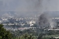 ロシア軍の攻撃が続くウクライナ東部セベロドネツクから立ち上る煙（2022年6月17日撮影）。(c)ARIS MESSINIS / AFP