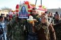 シリア北東部カミシュリで行われた、ISが掌握する都市アルシャダディ奪還作戦で死亡したクルド人戦闘員4人の葬儀（2016年2月18日撮影）。(c)AFP/DELIL SOULEIMAN