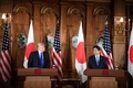 東京・元赤坂の迎賓館で、共同記者会見に臨む安倍晋三首相（右）とドナルド・トランプ米大統領（2017年11月6日撮影）。(c)AFP/Jim WATSON