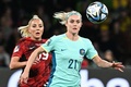 サッカー女子W杯オーストラリア・ニュージーランド大会、グループB、カナダ対オーストラリア。カナダのアドリアナ・レオン（左）とボールを競るオーストラリアのエリー・カーペンター（2023年7月31日撮影）。(c)WILLIAM WEST / AFP