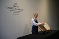 米ニューヨークの競売大手サザビーズに展示された、最古のヘブライ語聖書とされる「サスーン写本」（2023年2月15日撮影）。(c)Ed JONES / AFP
