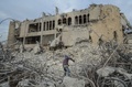 イラク・モスルの倒壊した建物のがれきから金属をあさる人（2019年1月撮影）。(c)AFP / Zaid Al-obeidi