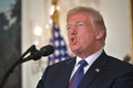 米首都ワシントンのホワイトハウスで、シリアへの攻撃を開始したと演説するドナルド・トランプ大統領（2018年4月13日撮影）。(c)AFP PHOTO / Mandel NGAN