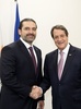 キプロスのラルナカで握手するレバノンのサード・ハリリ首相（左）とキプロスのニコス・アナスタシアディス大統領（2017年11月21日撮影）。(c)AFP/DALATI AND NOHRA